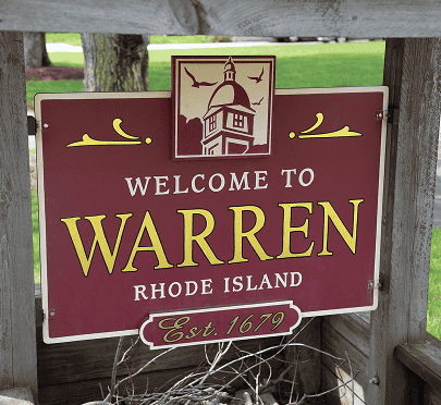 A sign welcoming the reader to the town of Warren, Rhode Island, established in 1679
